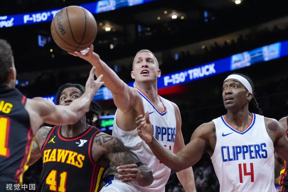 与裁判握手 与裁判握手